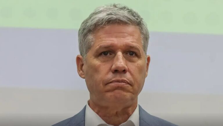 Minister Paulo Teixeira rules out changes to food expiration dates
