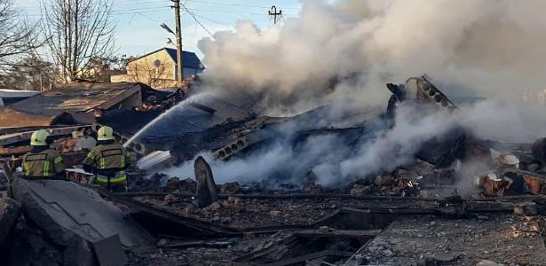 Bombeiros trabalham em área residencial atingida por ataque russo em Lviv, na Ucrânia