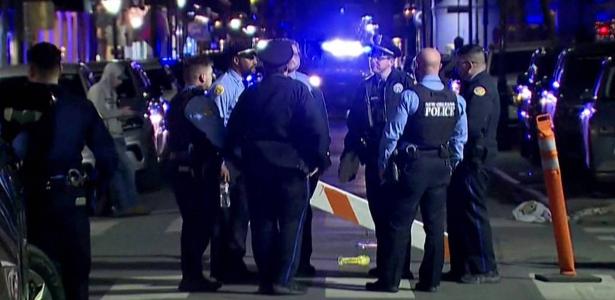 Policiais atuam no local onde um homem matou pelo menos 10 pessoas e feriu outras 30 após acelerar uma caminhonete contra uma multidão em Nova Orleans, nos Estados Unidos