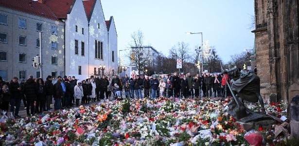 Pessoas prestam homenagem com flores em memorial sobre o atentado a mercado de Natal em Magdeburg, na Alemanha