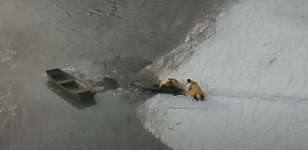 Tutor and dog are rescued after falling into a frozen lake in the USA; look