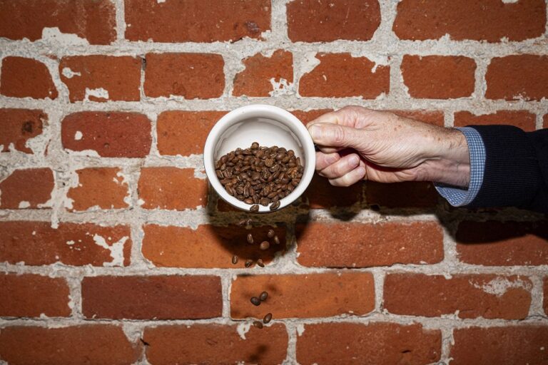 Understand why coffee prices are rising so much and what’s coming next
