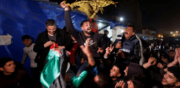 Palestinos reunidos em Khan Yunis, no sul de Gaza, comemoram cessar-fogo entre Hamas e Israel, que inclui libertação de milhares de prisioneiros palestinos e dezenas de reféns israelenses