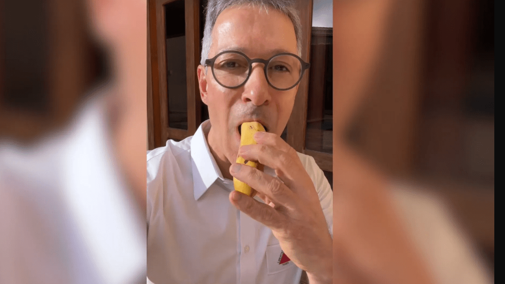 Romeu Zema publishes video eating banana with shell and recommends an idea to save money