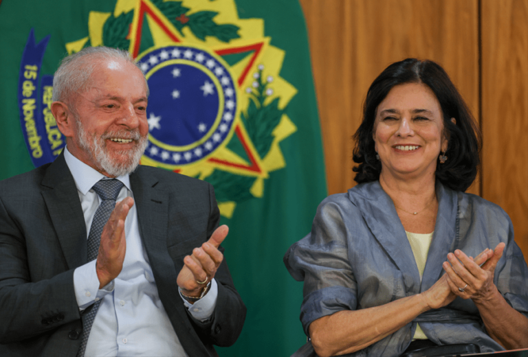 Widely applauded, Nisia exalts team and asks Lula to participate in photos at event
