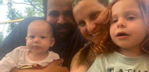 Shiri e Yarden Bibas, com os filhos Kfir e Ariel, em 2023, alguns dias antes de serem sequestrados pelo Hamas em 2023