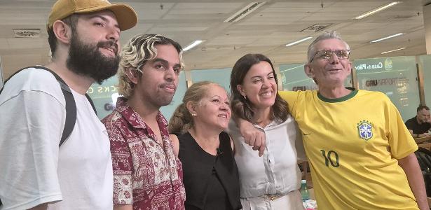 19.fev.2025 - Luckas e Phelipe com a família após desembarcarem em Guarulhos