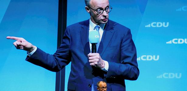 20.fev.25 - Candidato conservador Friedrich Merz, do CDU, durante campanha em Berlim, na Alemanha