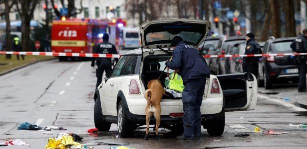 13.fev.2025 - Polícia usa um cão farejador ao revistar o carro que avançou contra uma multidão em Munique
