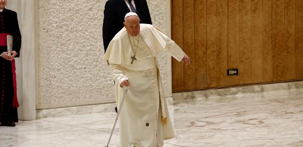 Papa francisco tropeçou ao chegar para uma audiência no vaticano neste sábado (1°)