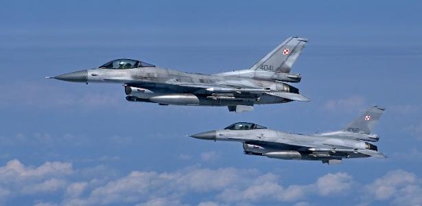 14.jul.2023 - Caças F-16 da Força Aérea Polonesa participam de exercício militar da OTAN sobre o espaço aéreo aliado