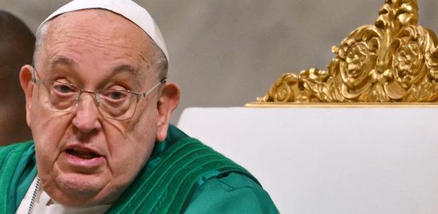 26.jan.2025 - Papa reza missa no Vaticano e demonstra sintomas de pneumonia