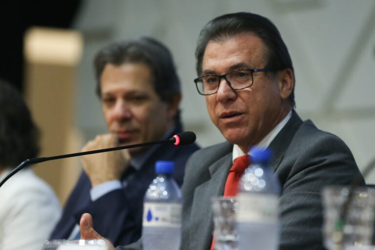 Haddad and Luiz Marinho were on a plane with Lula who bought in Sorocaba
