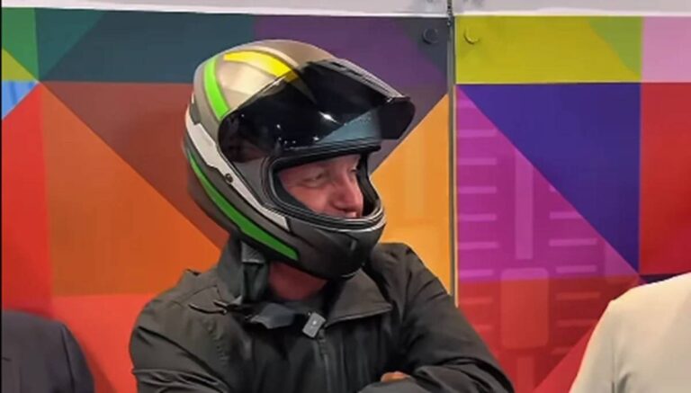 Bolsonaro raises R $ 36 thousand in auction of autographed helmet
