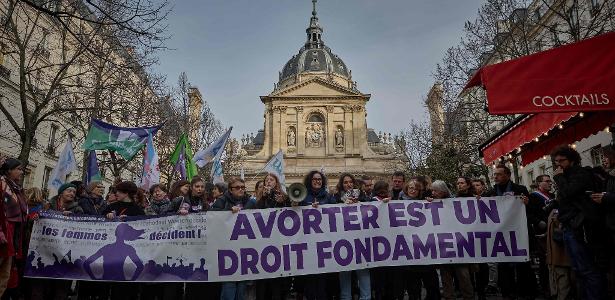 28.fev.2024 - "Aborto é um direito fundamental", diz faixa em protesto feito em frente ao Senado da França