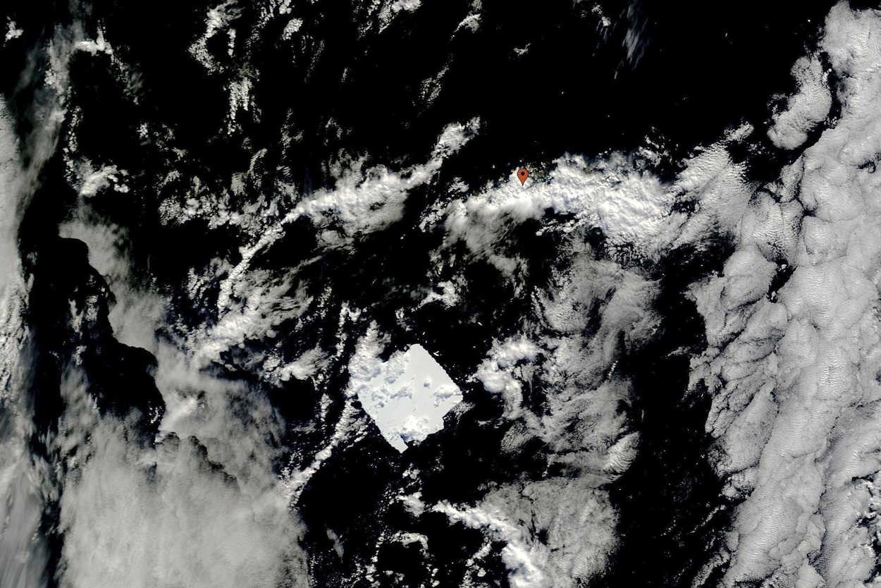 After months to drift, the largest iceberg in the world stuck in the Atlantic