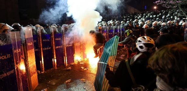 22.mar.2025 - Polícia coíbe manifestantes, que protestam contra a prisão do prefeito de Istambul, Ekrem Imamoglu