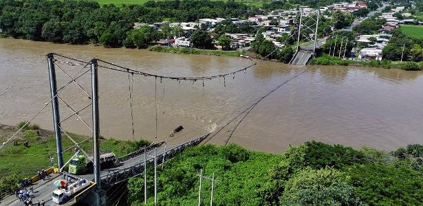 20.mar.2025 - Ponte sobre o rio Magro tinha 200 metros de comprimento