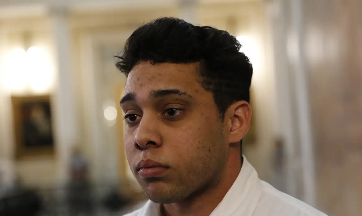 By court decision, former councilman Gabriel Monteiro leaves prison