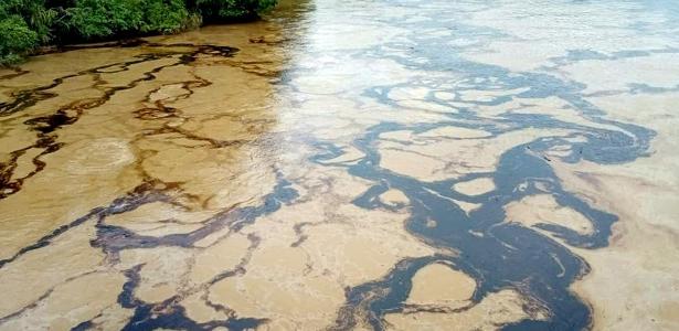 14.mar.2025 - Rio Esmeraldas, no Equador, após vazamento de petróleo de um oleoduto do Sistema Transequatoriano de Oleodutos (Sote)
