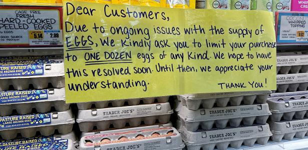 Cartaz em um mercado informa que a venda de ovos foi limitada a apenas uma dúzia para cada consumidor
