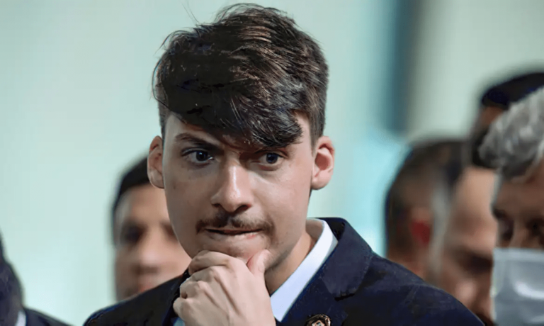 Jair Renan Bolsonaro cries in the House when talking about Eduardo's permanence in the USA
