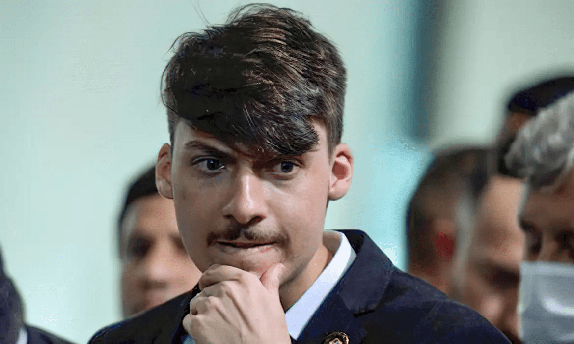 Jair Renan Bolsonaro cries in the House when talking about Eduardo's permanence in the USA