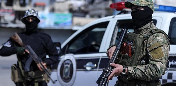 8.mar.2025 - Forças sírias em um posto de controle na cidade costeira de Latakia