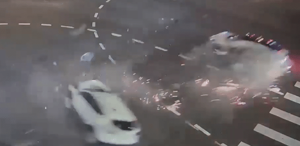 On a blitz escape, Tesla driver pierces red signal and dies; video