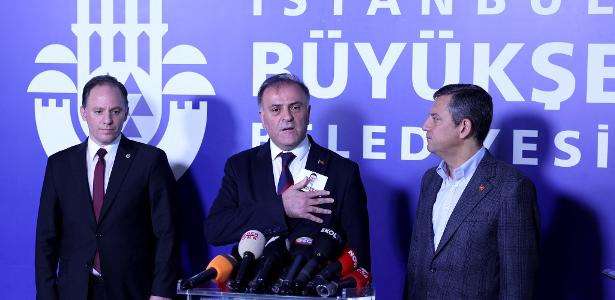 26.mar.2025 - Nuri Aslan fala após ser eleito prefeito interino de Istambul