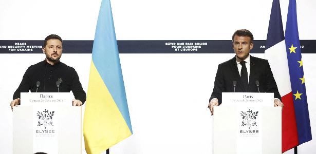 26.mar.2025 - O presidente francês Emmanuel Macron e o presidente ucraniano Volodymyr Zelenskiy em entrevista coletiva no Palácio do Eliseu, em Paris, França