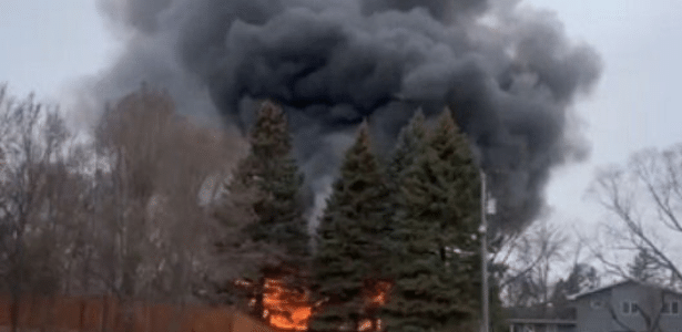 Avião Socata TBM 700 causou incêndio em uma casa ao cair em Minnesota (EUA)