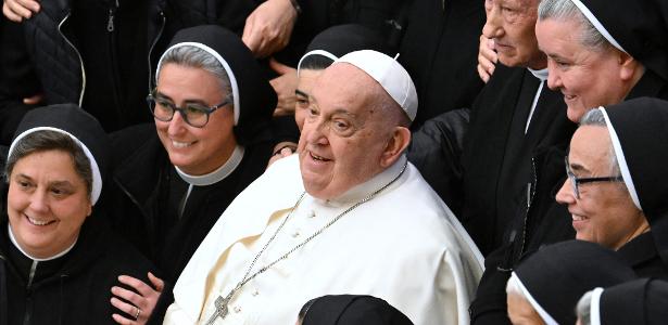 Papa Francisco posa para foto com freiras, durante audiência na sala Paulo VI; papa está hospitalizado desde 14 de fevereiro