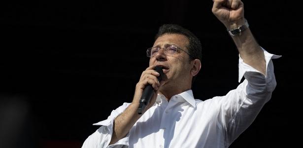 O prefeito de Istambul, Ekrem Imamoglu, em discurso para apoiadores às vésperas das eleições de 2023