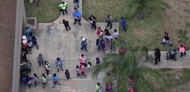 Crianças imigrantes entram em abrigo em Brownsville, no Texas