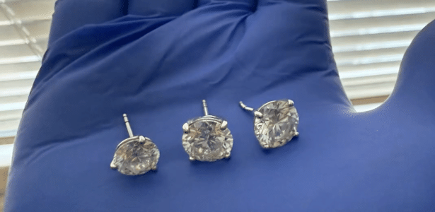 Três dos quatro brincos de diamantes roubados por homem na joalheria Tiffany & Co.