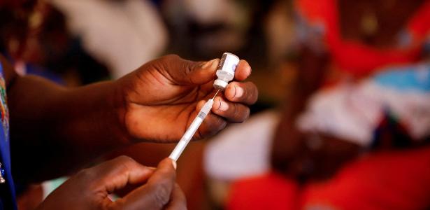 Enfermeira se prepara para aplicar vacina contra malária em criança em centro de saúde em Datcheka, em Camarões