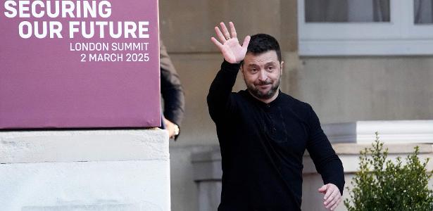 2.mar.2025 - Presidente da Ucrânia, Volodymyr Zelensky, acena após participar de encontro com países aliados da Europa, neste domingo