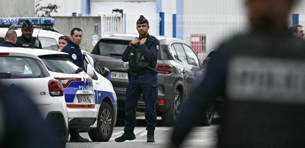 24.abr.2025 - Policiais cercam a escola Notre-Dame de Toutes-Aides, em Nantes, após um aluno matar um colega e ferir outros três com uma faca