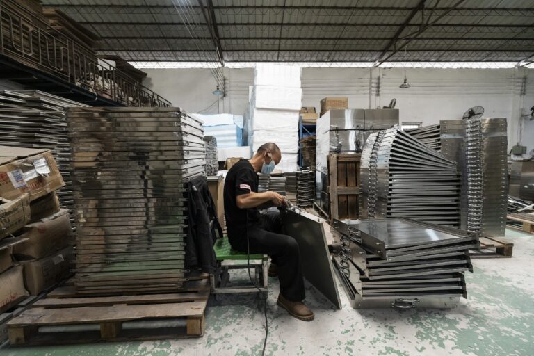 Analysis: USA and China dispute a risky “flashing game” - and without a sight
