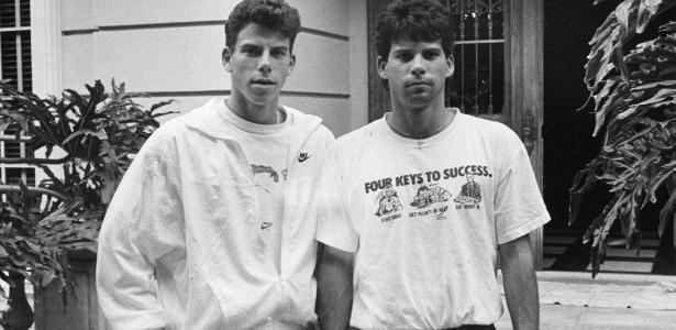Os irmãos Lyle e Erik Menendez foram condenados à prisão perpétua por assassinarem os pais em 1989