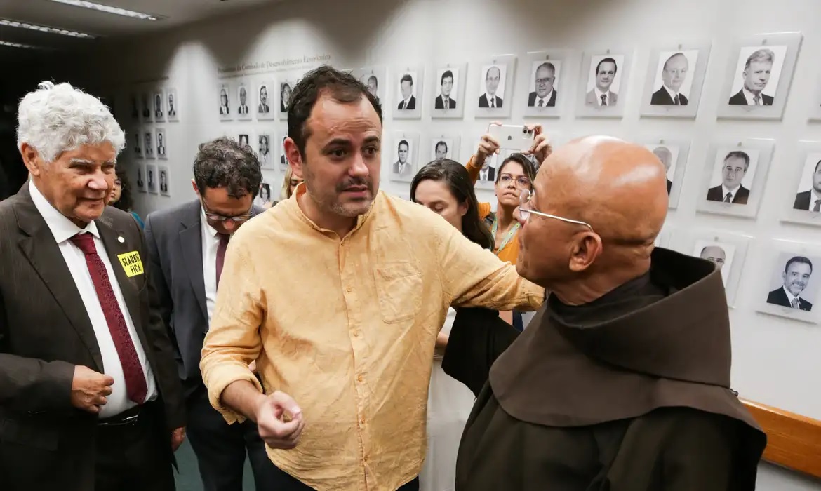 Glauber Braga ends hunger strike after agreement with Hugo Motta