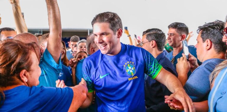 Hugo Motta defends blue shirt from the Brazilian team, against red uniform
