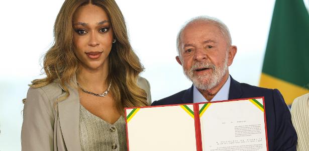 A deputada federal Érika Hilton e o presidente Lula, em ato no Palácio do Planalto