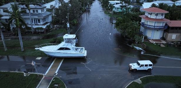 Um barco foi parar no meio da rua durante a passagem do furacão Milton na Flórida (EUA), em outubro de 2024