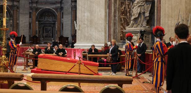 Velório do papa Francisco na Basílica de São Pedro; membros da Guarda Suíça protegem o corpo do pontífice (23 de abril de 2025)