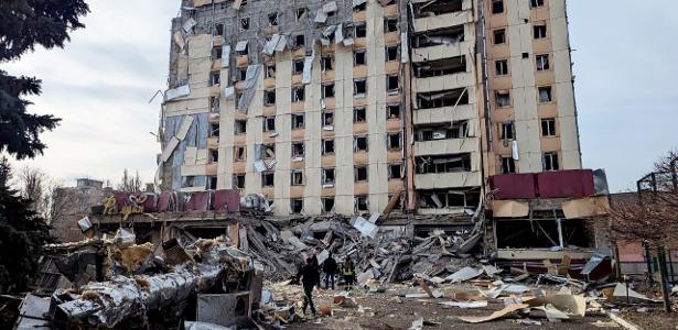 Imagem mostra um hotel atingido por um ataque de míssil russo, em meio ao ataque da Rússia à Ucrânia, em Kryvyi Rih, Ucrânia, em 12 de março de 2025