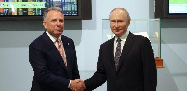 Steve Witkoff, enviado de Trump, aperta a mão de Vladimir Putin, presidente russo