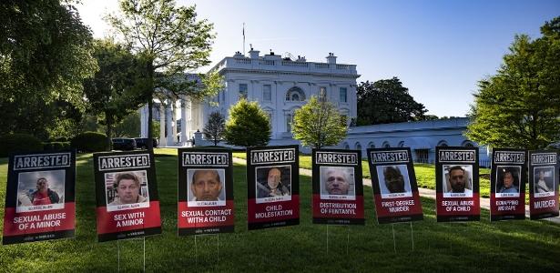 Cartazes com os rostos de imigrantes ilegais na entrada da Casa Branca em Washington, D.C., em 28 de abril de 2025