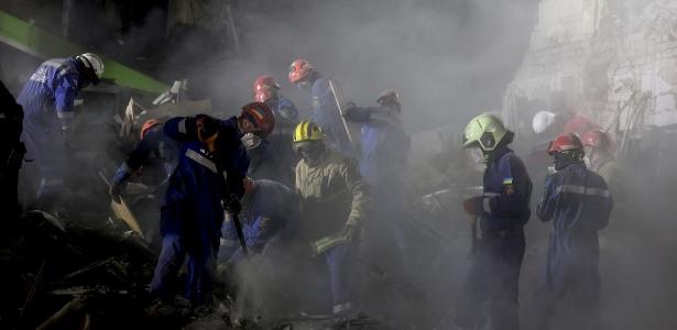 24.abr.2025 - Equipes trabalham no resgate de vítimas após um ataque massivo da Rússia em Kiev, capital da Ucrânia